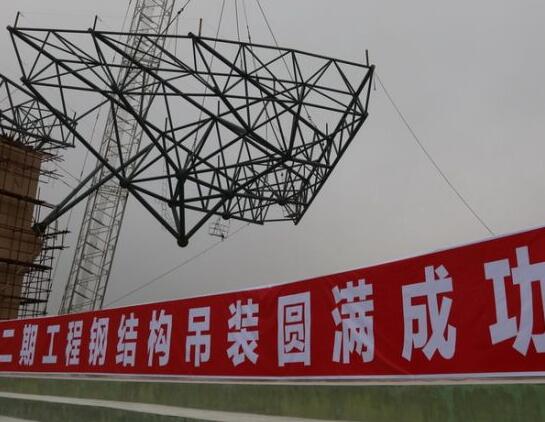 太湖縣體育中心公共體育場鋼結(jié)構(gòu)吊裝成功