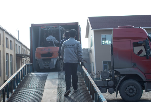 成華機械貨物裝車專車物流發(fā)送現(xiàn)場