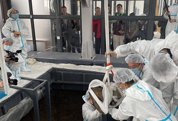 三星堆青銅器文物吊裝作業(yè)